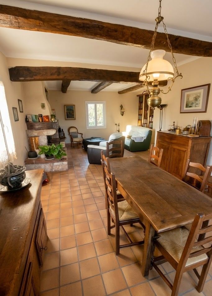 Maison avec vaste terrain arboré, garage et sous-sol