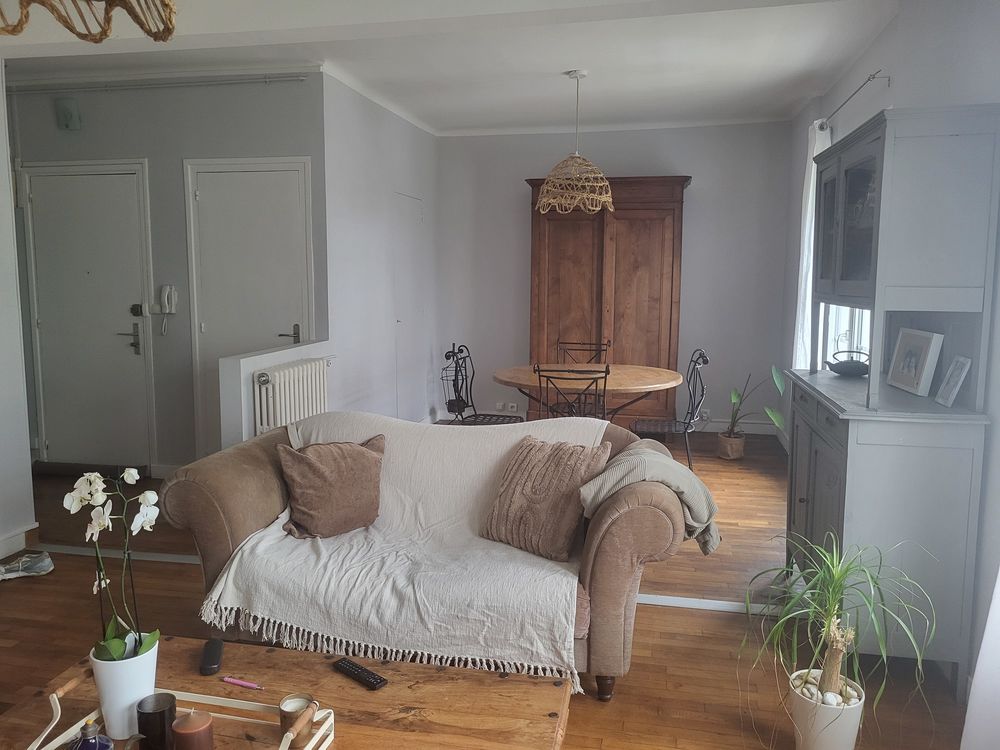 un appartement avec 2 chambres