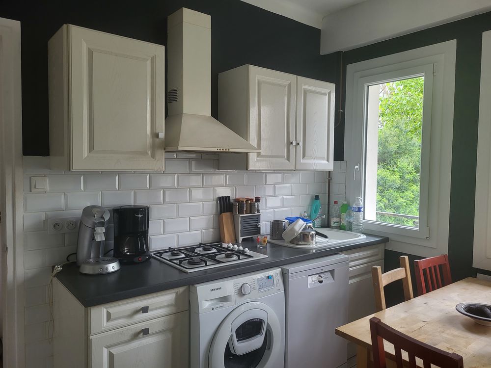 un appartement avec 2 chambres