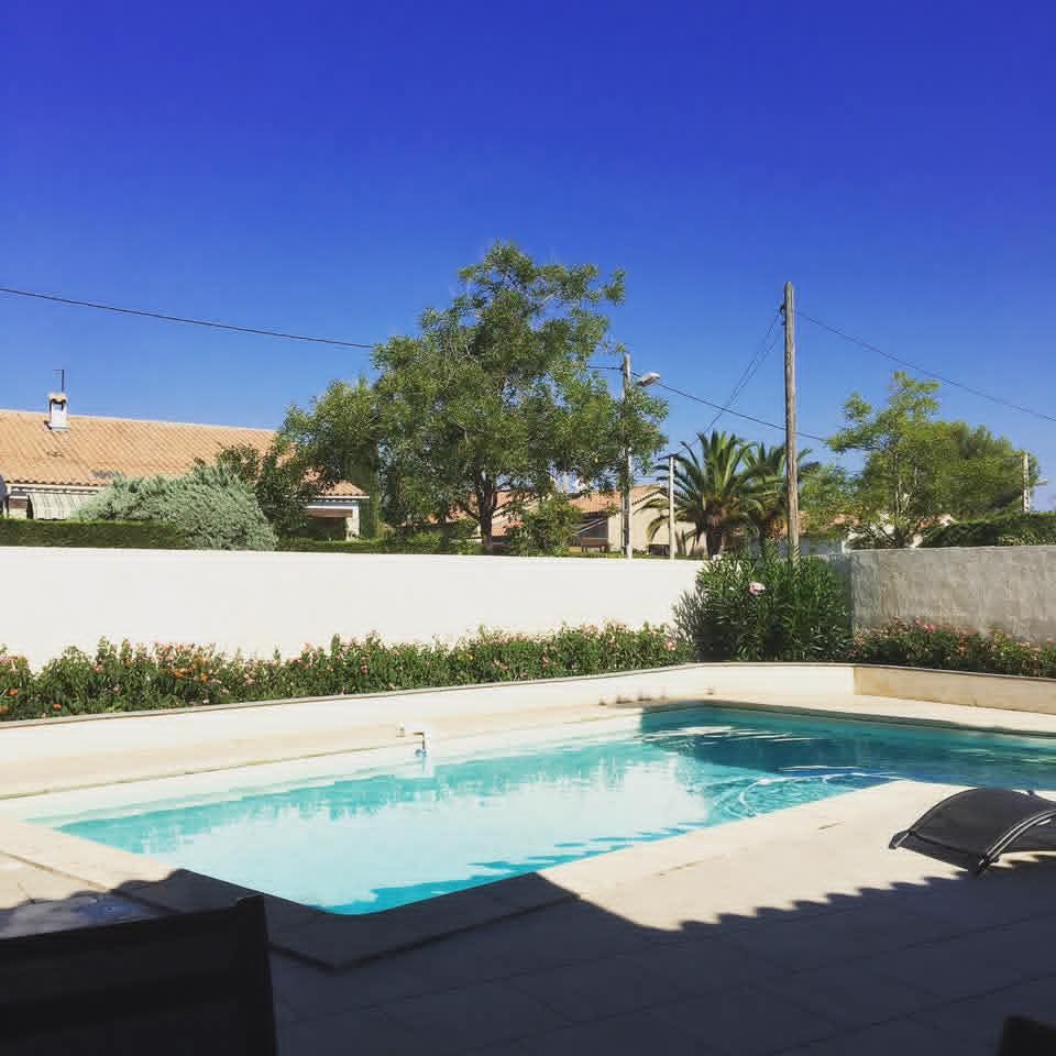 Maison 5 pièces plain pied avec piscine forage et garage