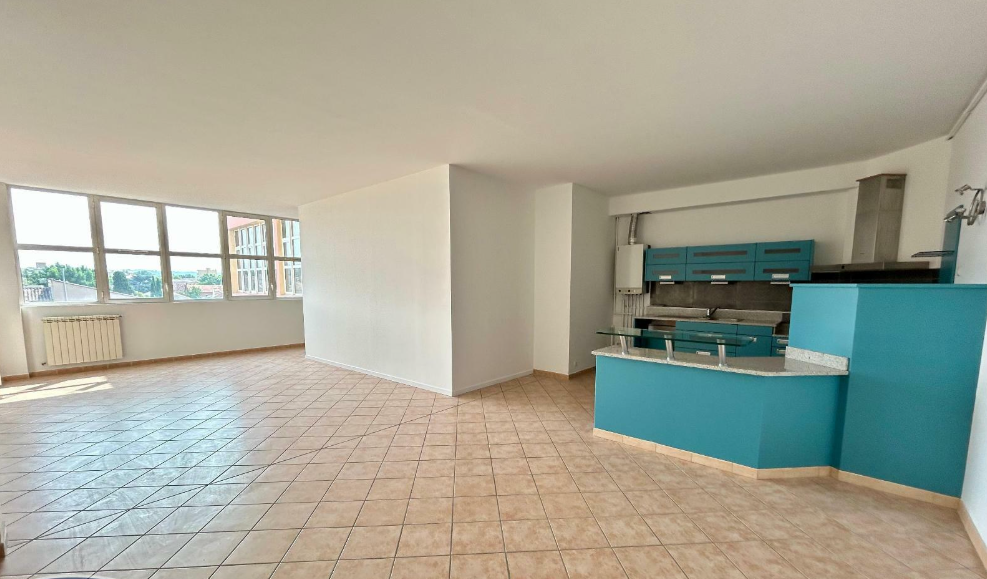 Appartement T4 de 147m² Loggia - Cave - Parking. Carpentras