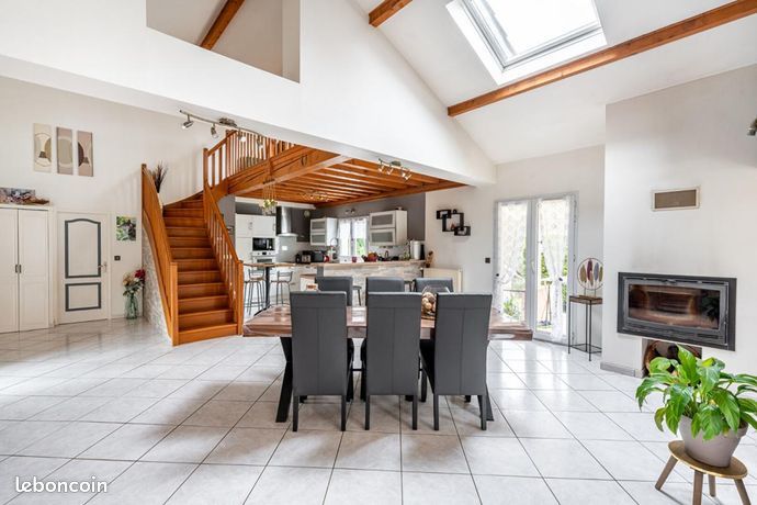 Propriete d'exception avec piscine et terrain arboré .