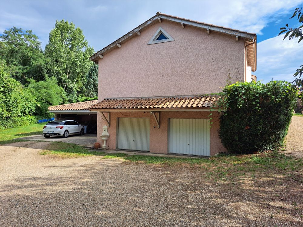 Propriete d'exception avec piscine et terrain arboré .