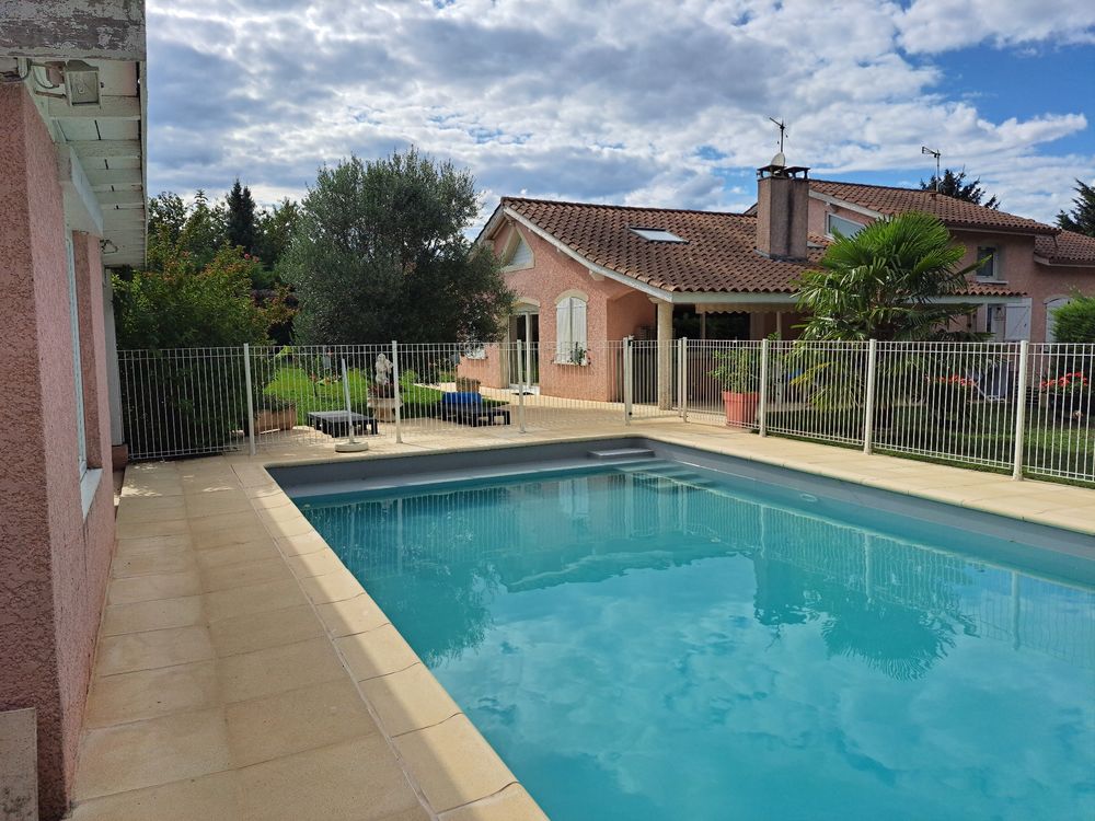 Propriete d'exception avec piscine et terrain arboré .