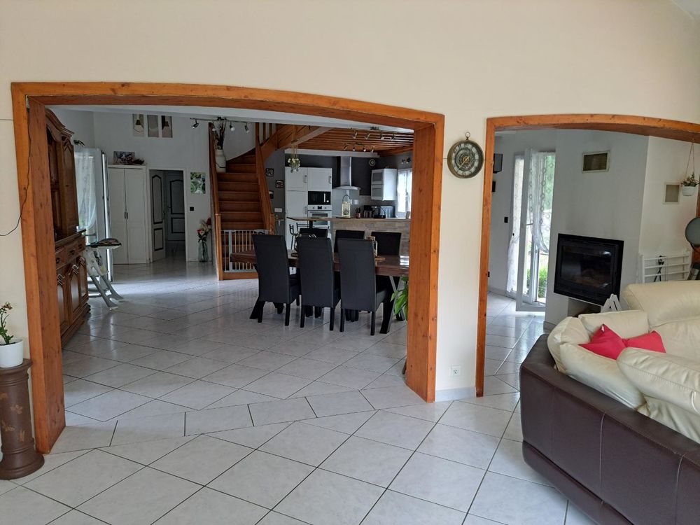 Propriete d'exception avec piscine et terrain arboré .