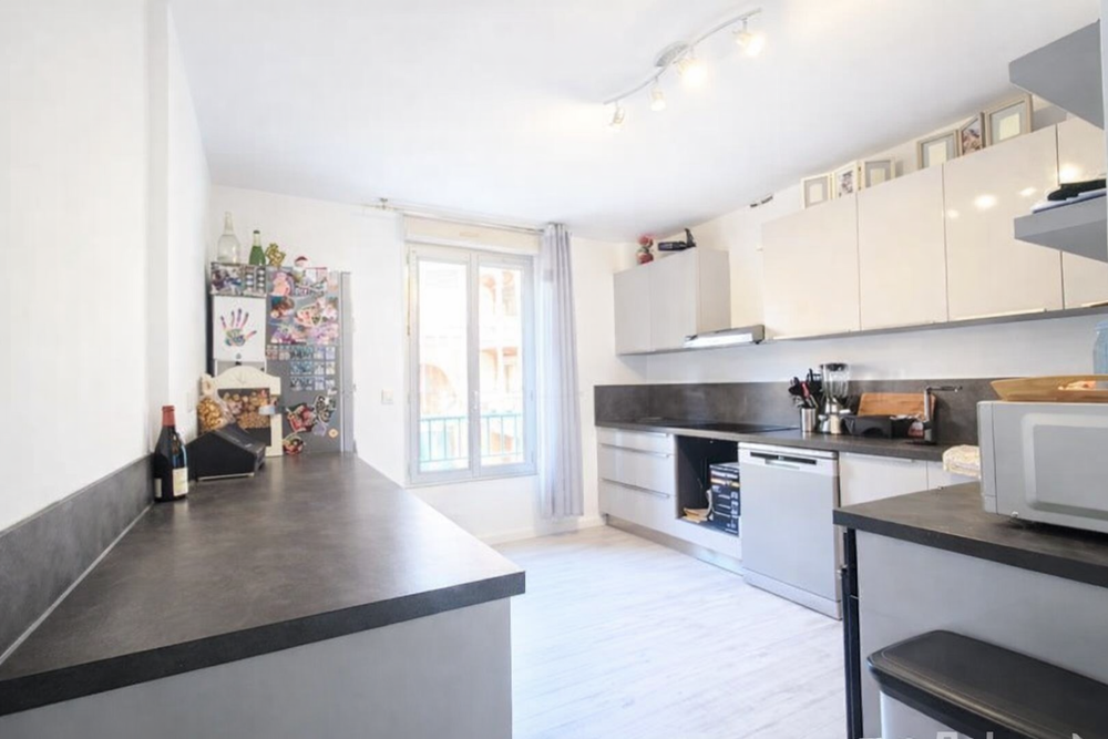 ? T4 familial 104 m² avec ascenseur et parking sécurisé ? B