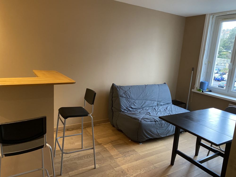 STUDIO MEUBLÉ FACE AU LYCÉE MARIETTE CÔTÉ RUE