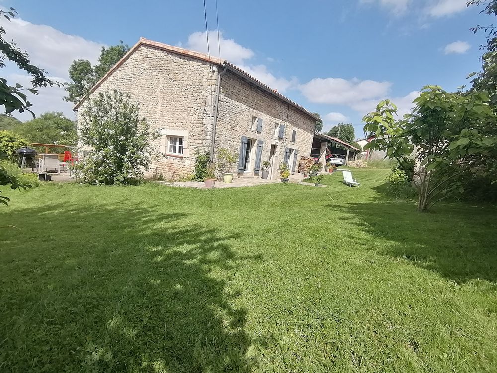 Maison en pierre avec dependances et belle vue