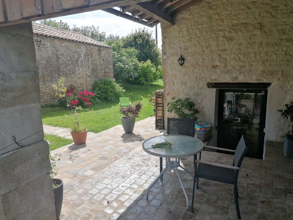 Maison en pierre avec dependances et belle vue