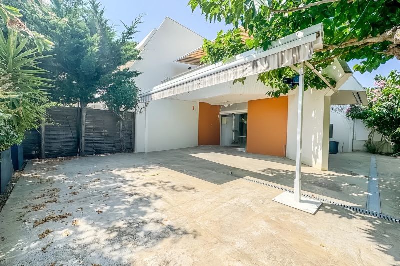 sur Grande Motte, 34m carrés cour 85m carrés rez de chaussée