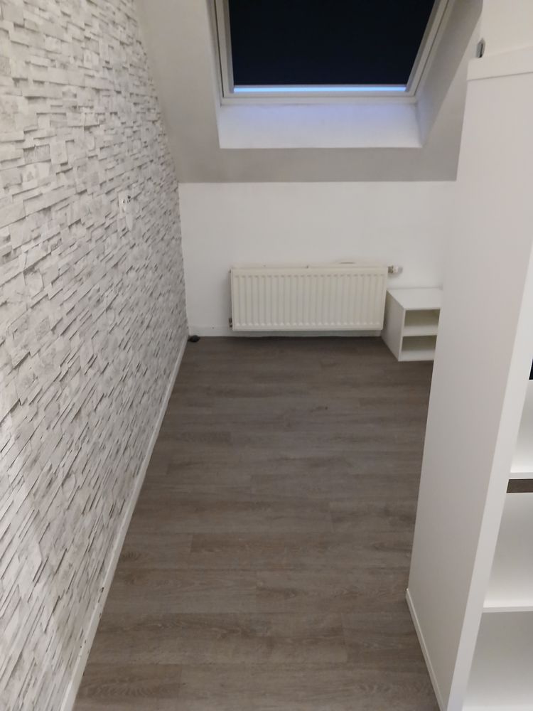 Chambre avec salle de bain et wc