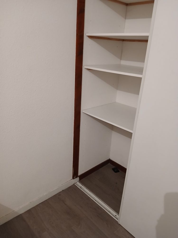 Chambre avec salle de bain et wc