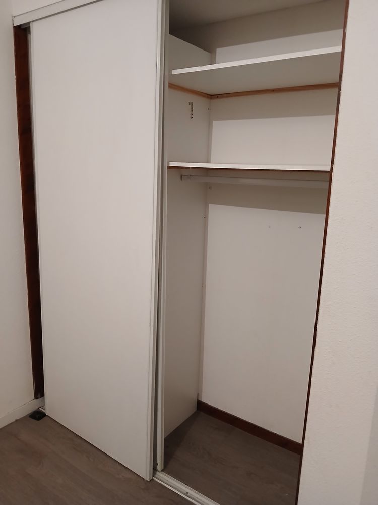 Chambre avec salle de bain et wc