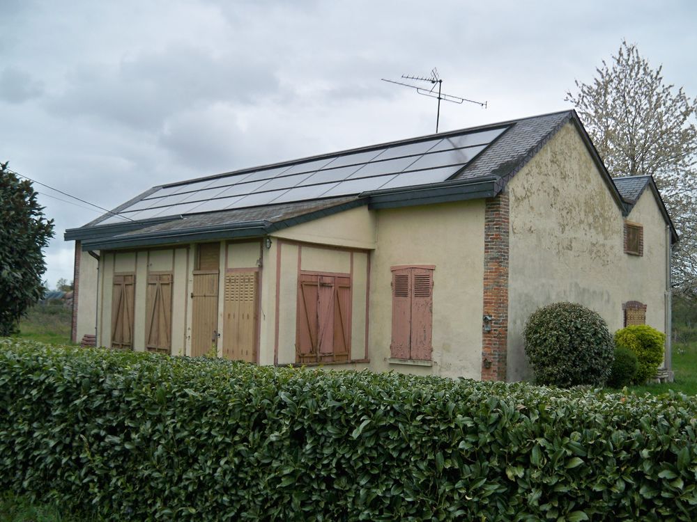 Maison de campagne, petit parc arboré, entièrement clôturé.