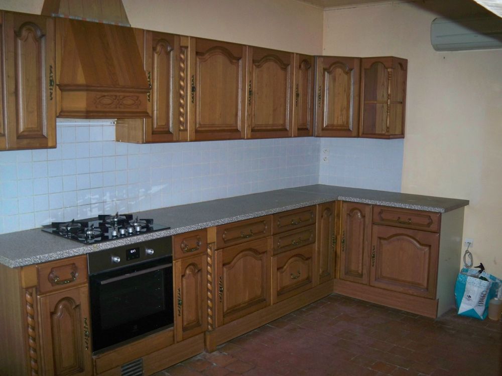 Maison de campagne, petit parc arboré, entièrement clôturé.