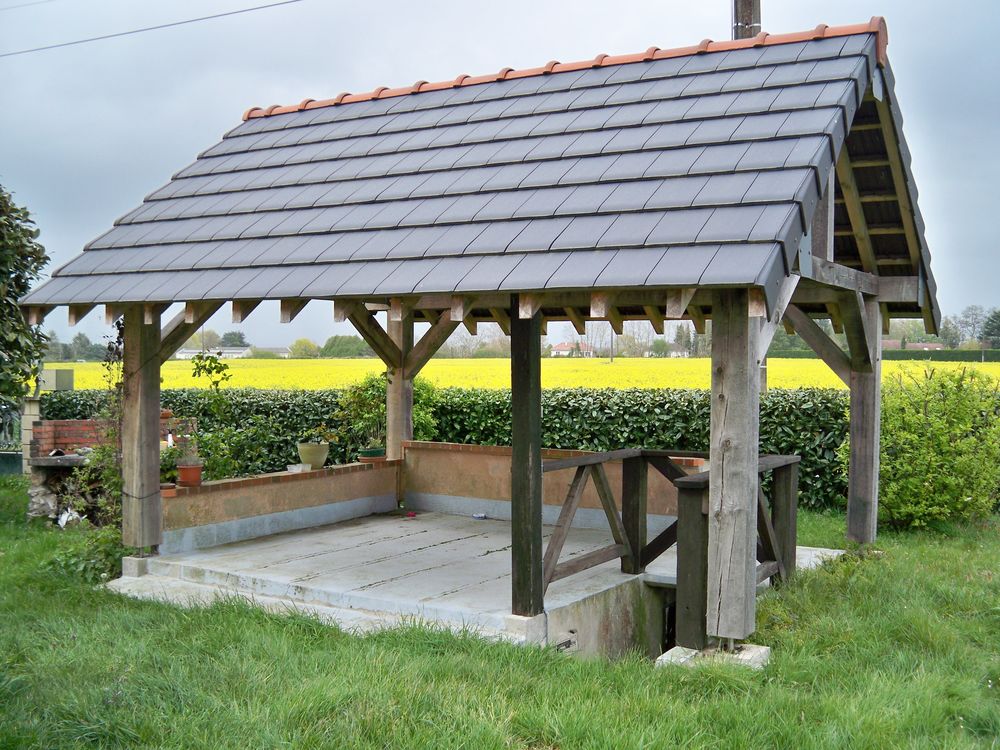 Maison de campagne, petit parc arboré, entièrement clôturé.