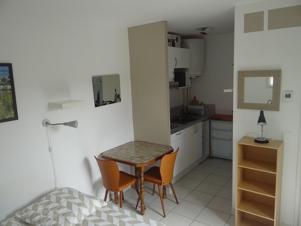 STUDIO ÉTUDIANT meublé T1 à ROYAN centre dans villa neuve