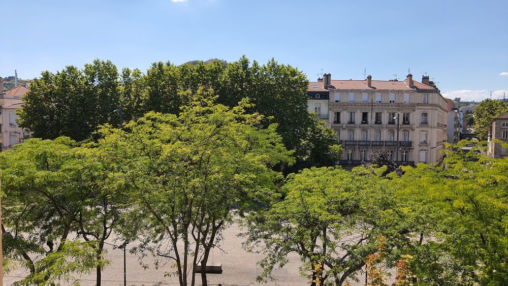 Plein centre sur agréable place F2 47M²