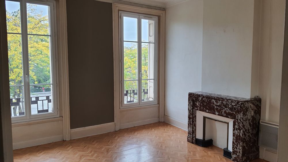 Plein centre sur agréable place F2 47M²