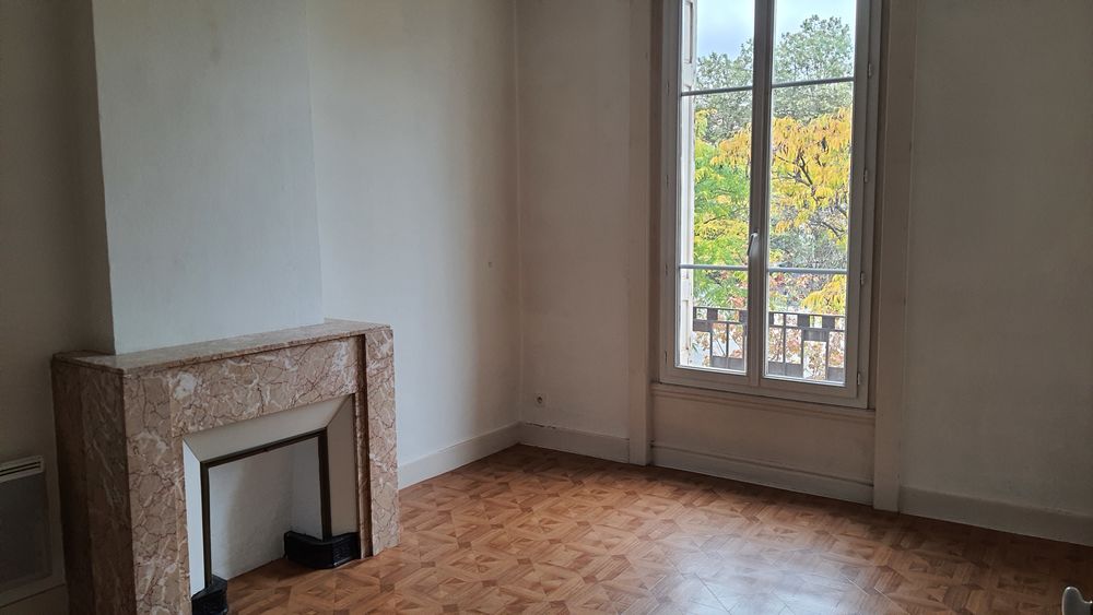 Plein centre sur agréable place F2 47M²