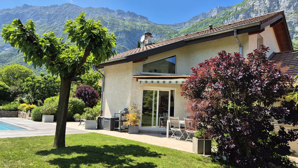 Maison 120 m2, terrain 1200 m2, DPE A, 4 chambres, piscine.