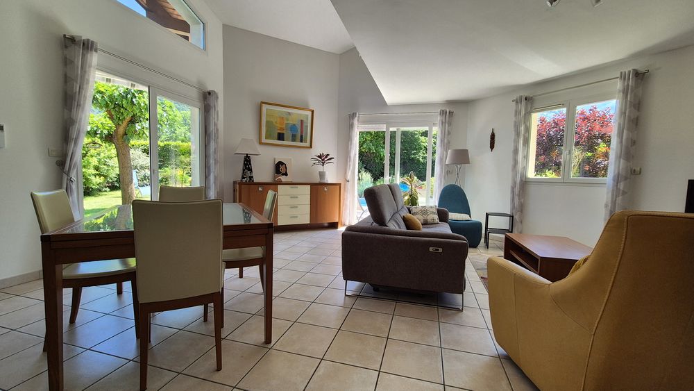 Maison 120 m2, terrain 1200 m2, DPE A, 4 chambres, piscine.