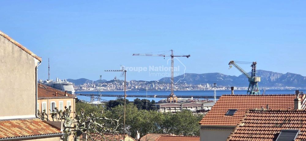Rare à la . Maison au coeur du village. Vue sur mer.