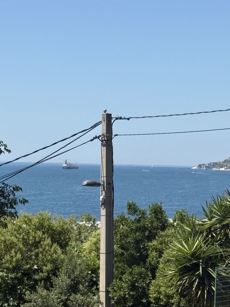 Rare à la . Maison au coeur du village. Vue sur mer.