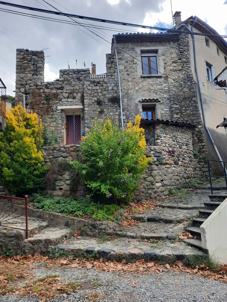 grande maison atypique a coté rivière possibilité un terrain