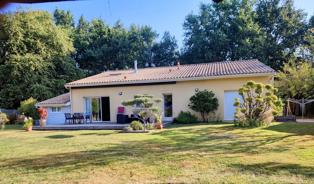 Maison très bien exposée avec jardin arboré auTaillan-Médoc