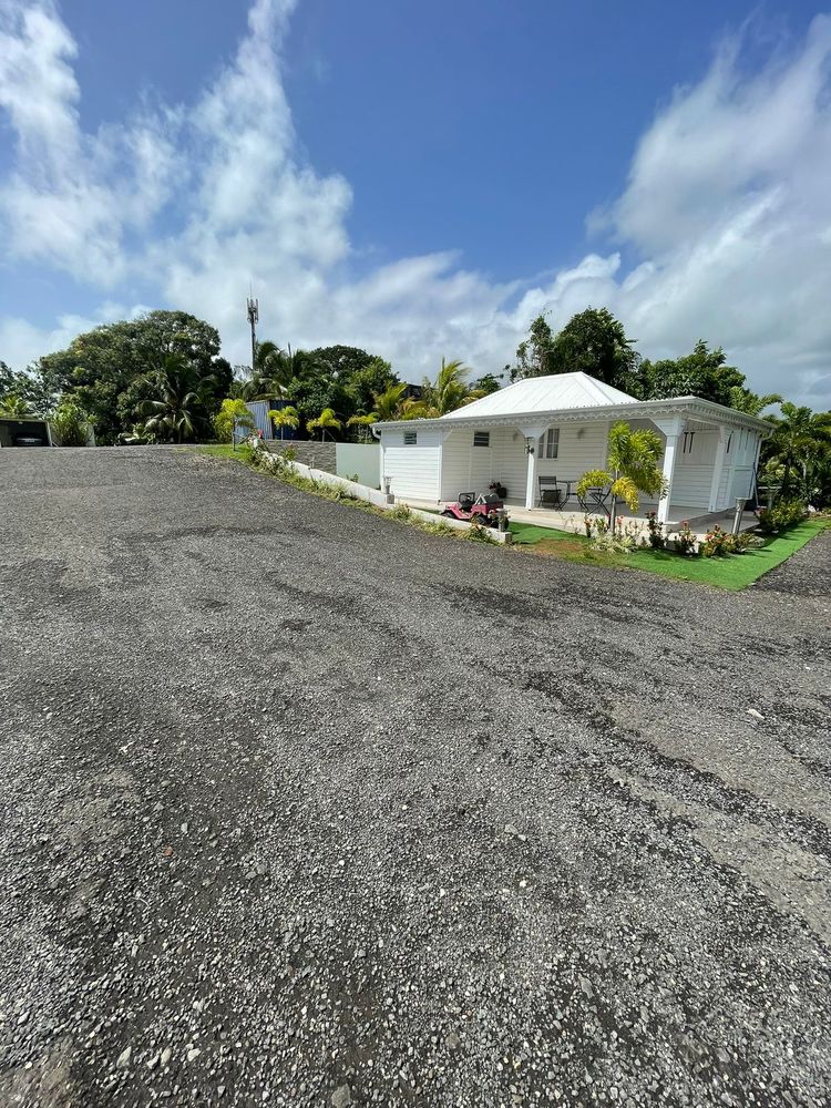 une maison dans uns residence fleurie a GOYAVE