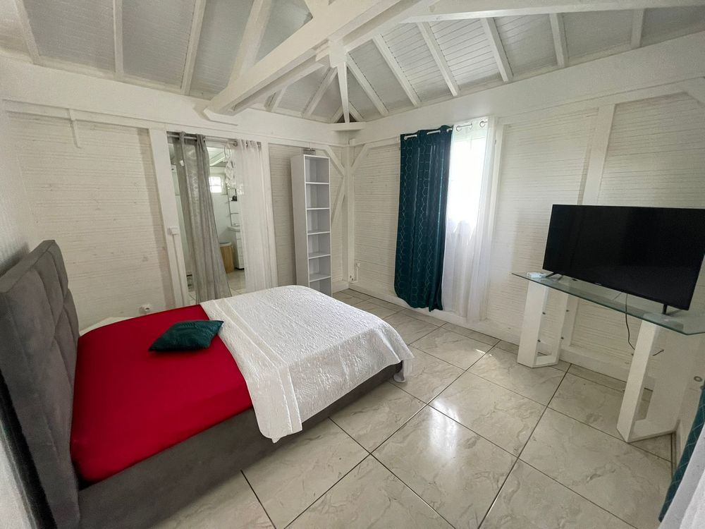 une maison dans uns residence fleurie a GOYAVE