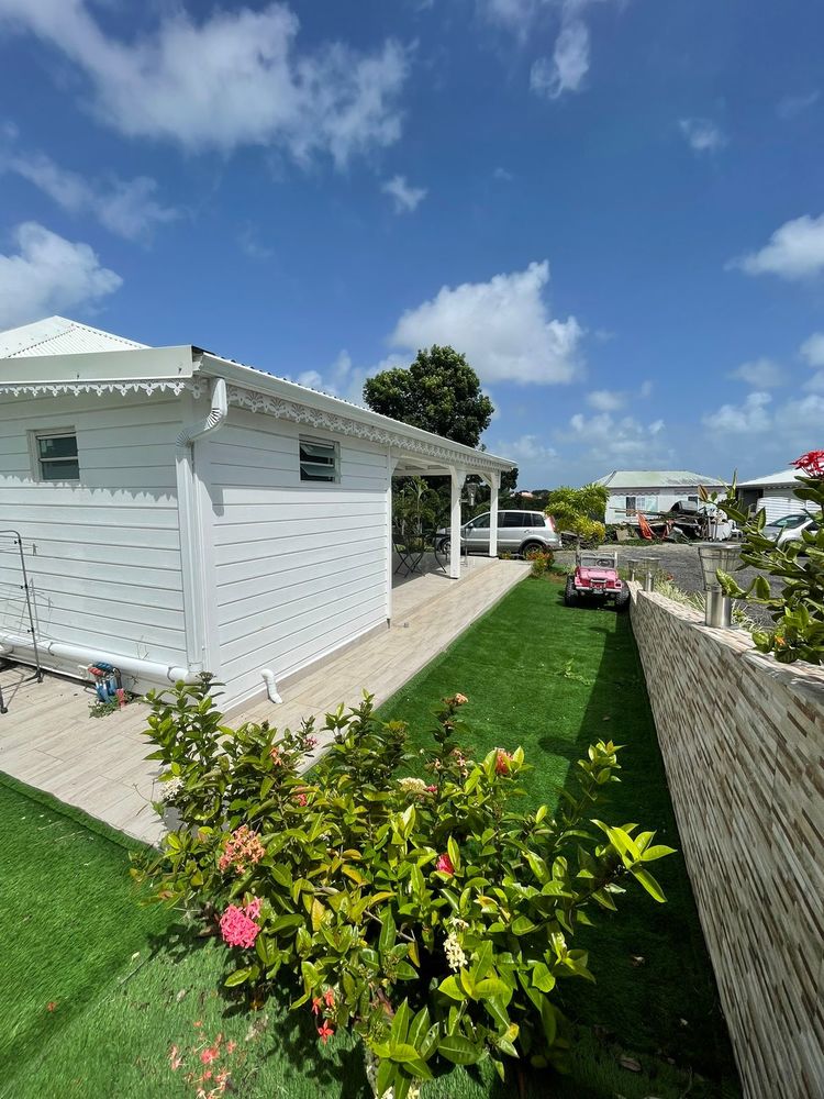 une maison dans uns residence fleurie a GOYAVE