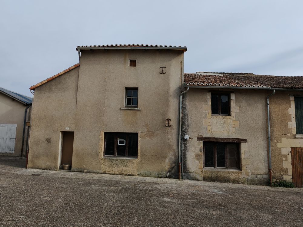 Maison 220 m2 à rénover au centre bourg de Bonneuil-Matours