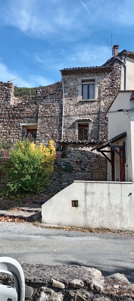 grande maison en pierre atypique près de commodité