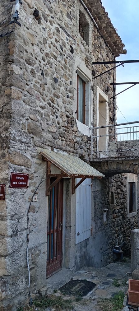 grande maison en pierre atypique près de commodité