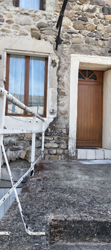grande maison en pierre atypique près de commodité