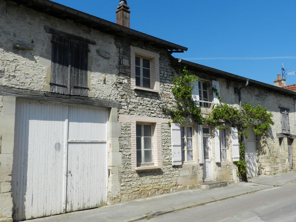 Maison en pierre avec 2 granges attenantes et ses extérieurs