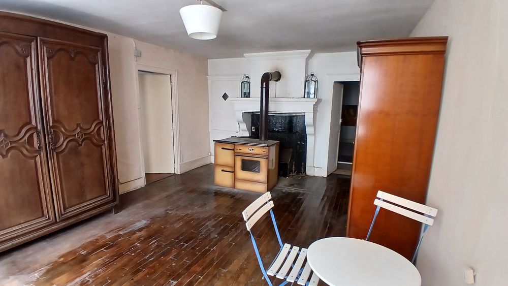 Maison en pierre avec 2 granges attenantes et ses extérieurs