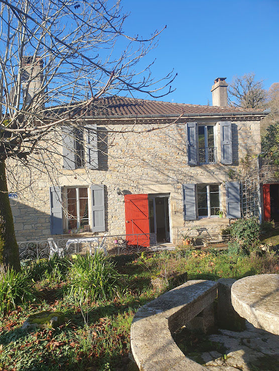 à CAYLUS (82) MAISON RENOVEE, jardin, garages.