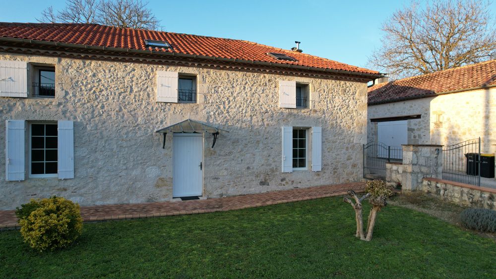 maison en pierre avec dépendances