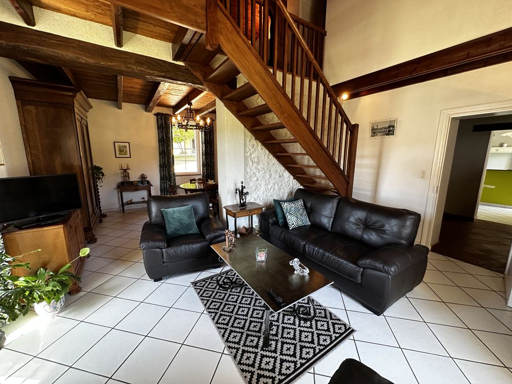 maison en pierre avec dépendances