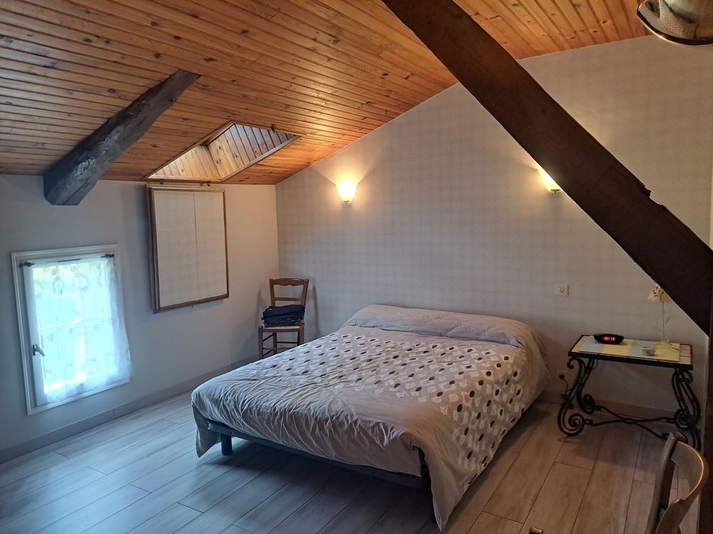 maison en pierre avec dépendances