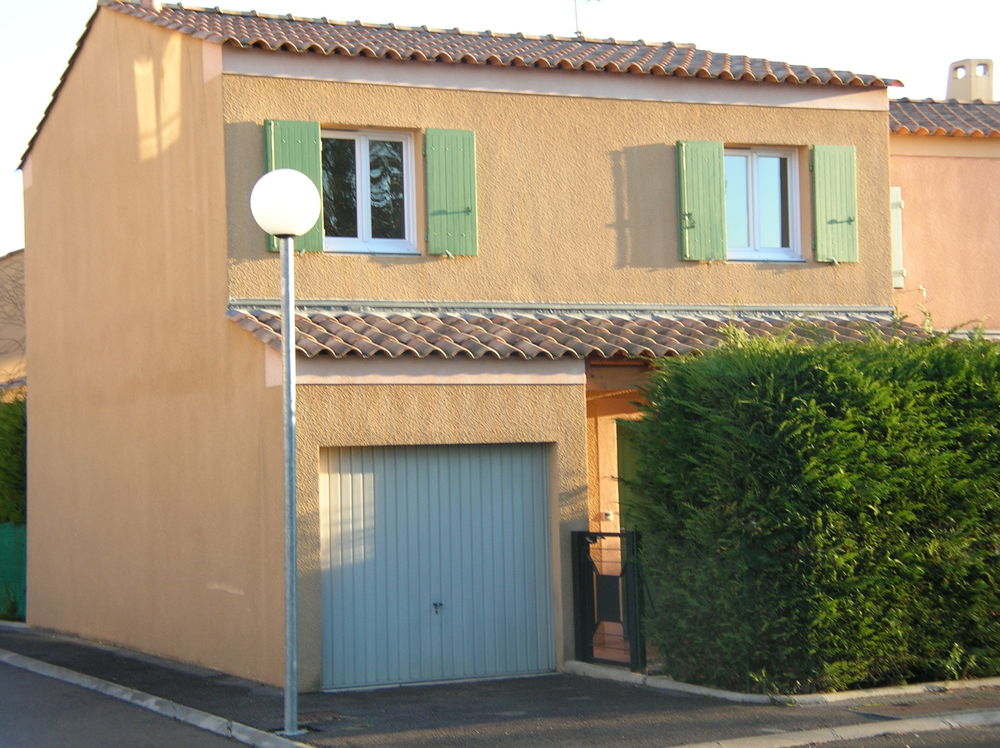 VILLA avec jardin et garage fermé + pk AIX-LUYNES