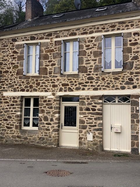 Maison en pierre au c?ur d'un environnement naturel
