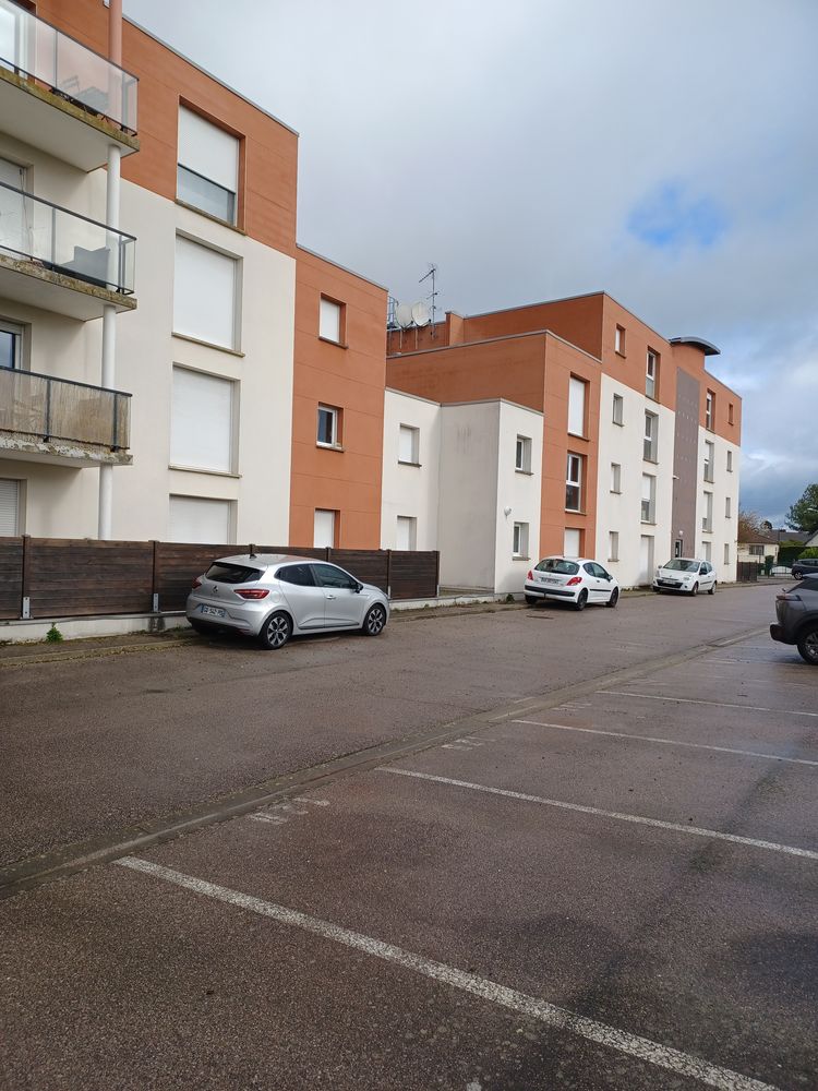 F2 DE 40 M2 AVEC 2 PLACES DE PARKING INT ET EXT .