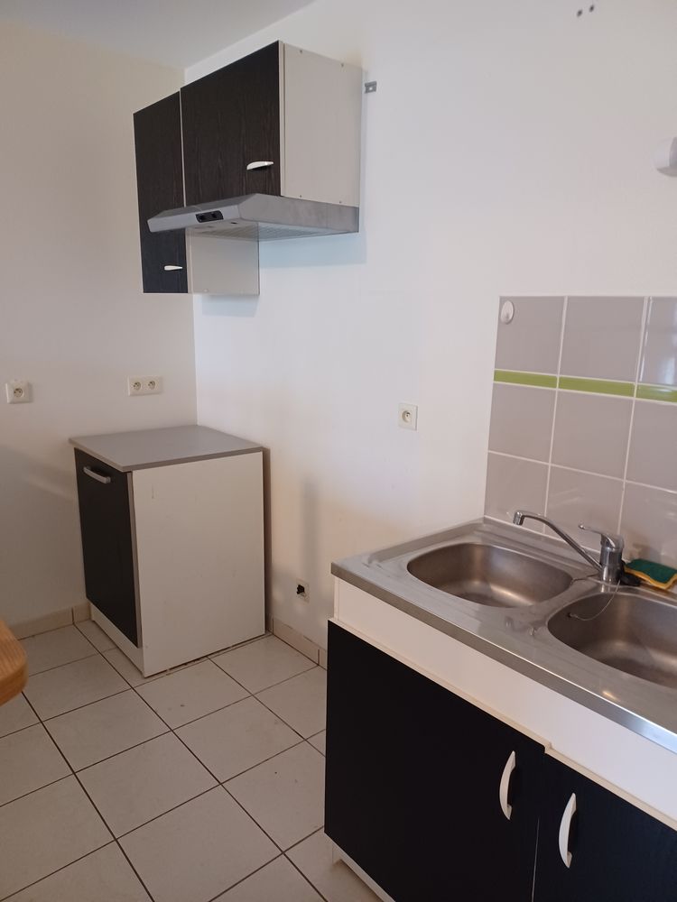 F2 DE 40 M2 AVEC 2 PLACES DE PARKING INT ET EXT .