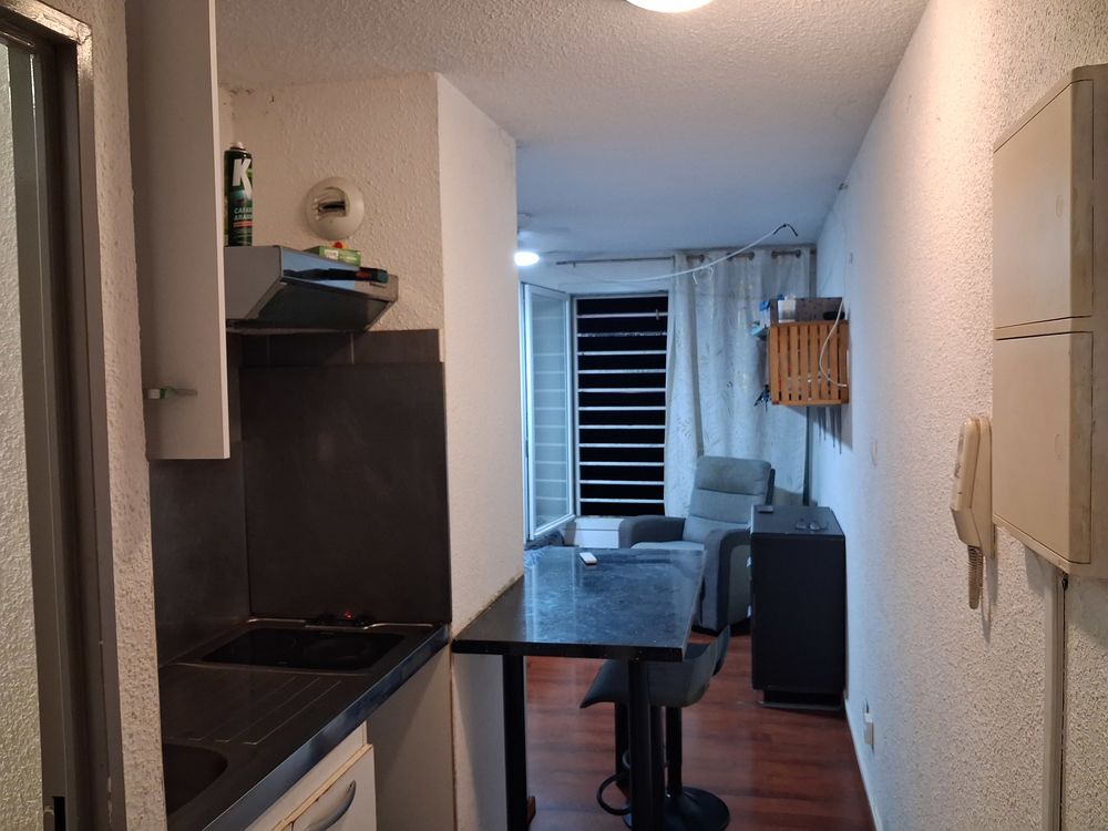 (libre de suite), studio, ste clotilde