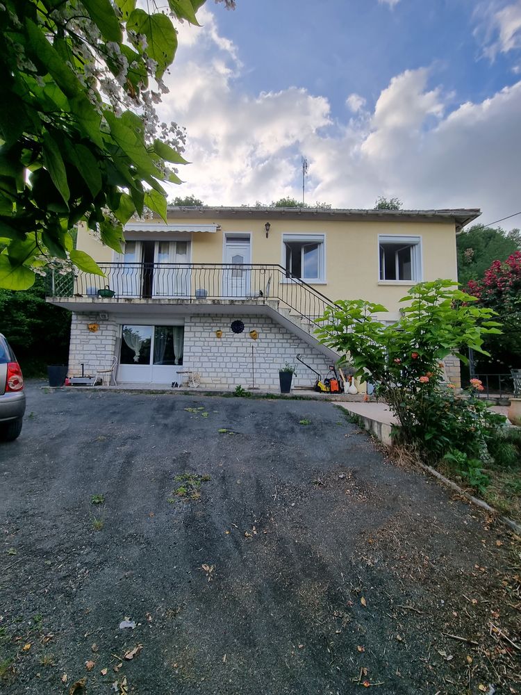 Maison sur les hauteurs de Neuvic-sur-l'Isle 24190. De à par