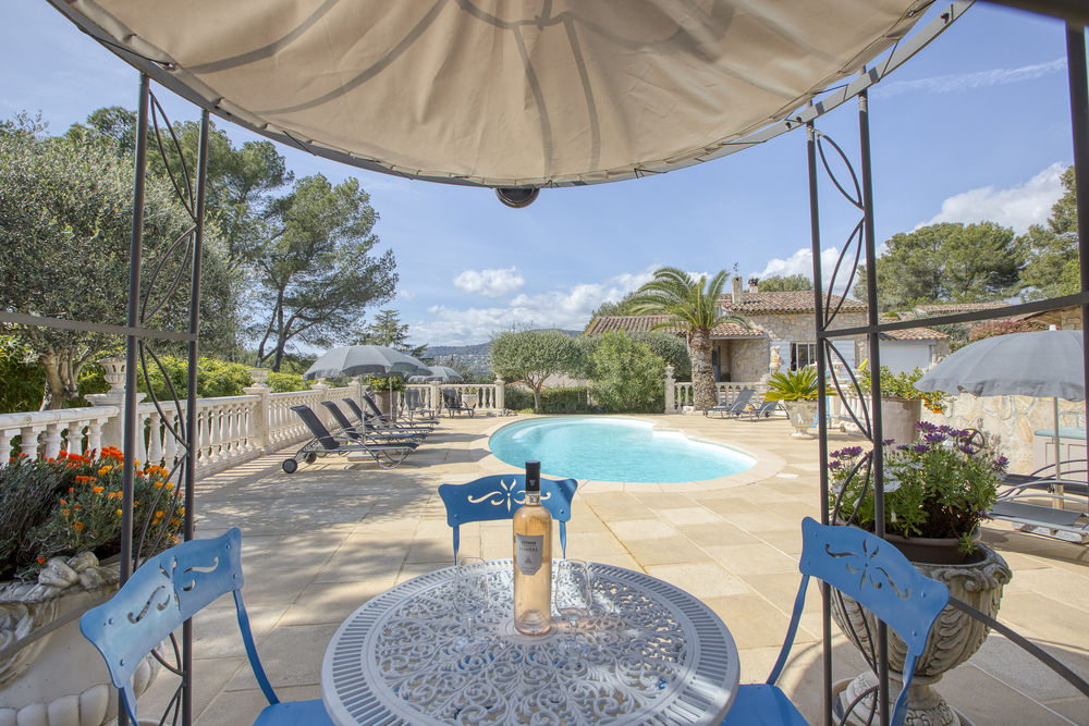 Villa de charme en pierre de taille piscine + gîte /appart